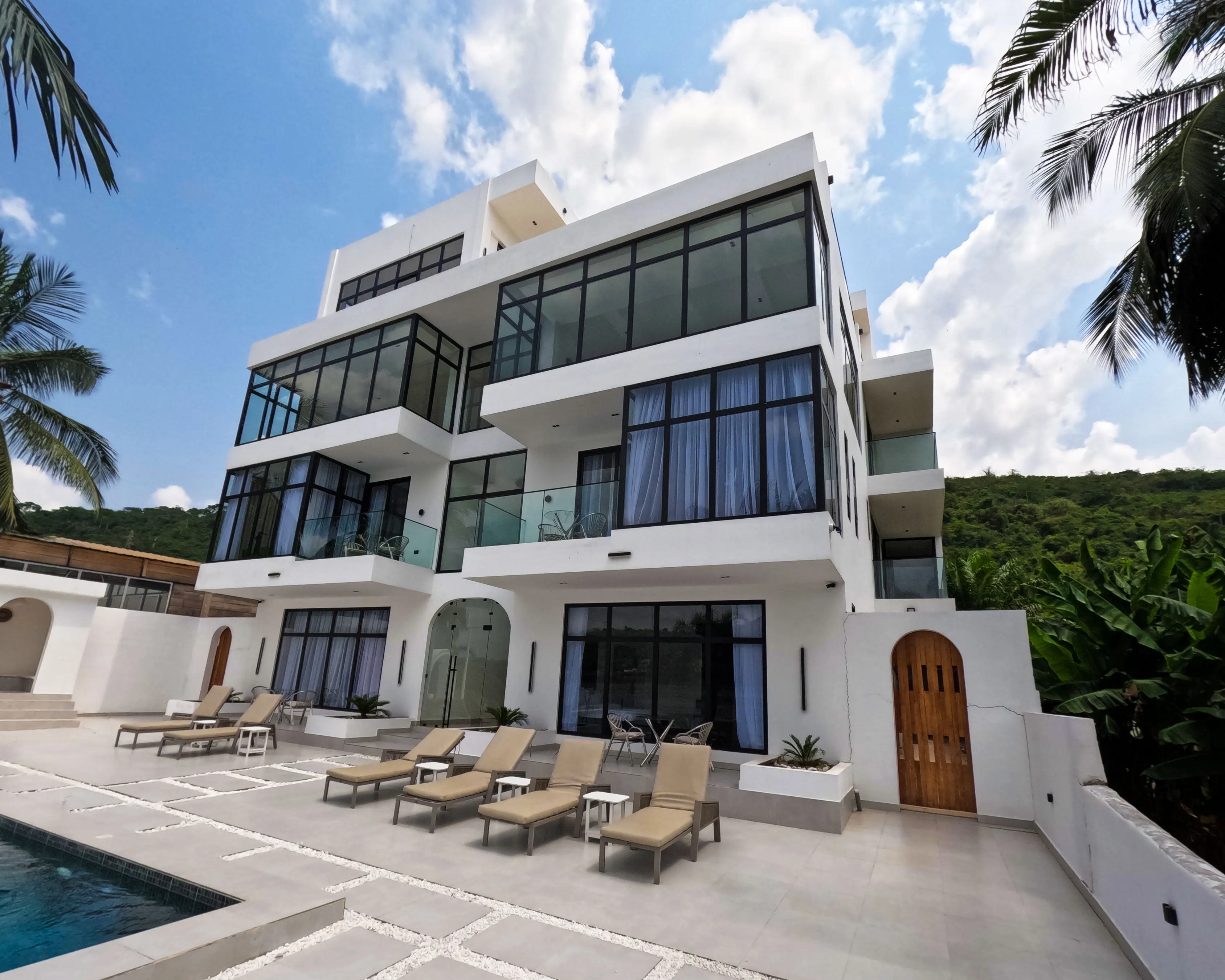 Riviera exterior — River Volta